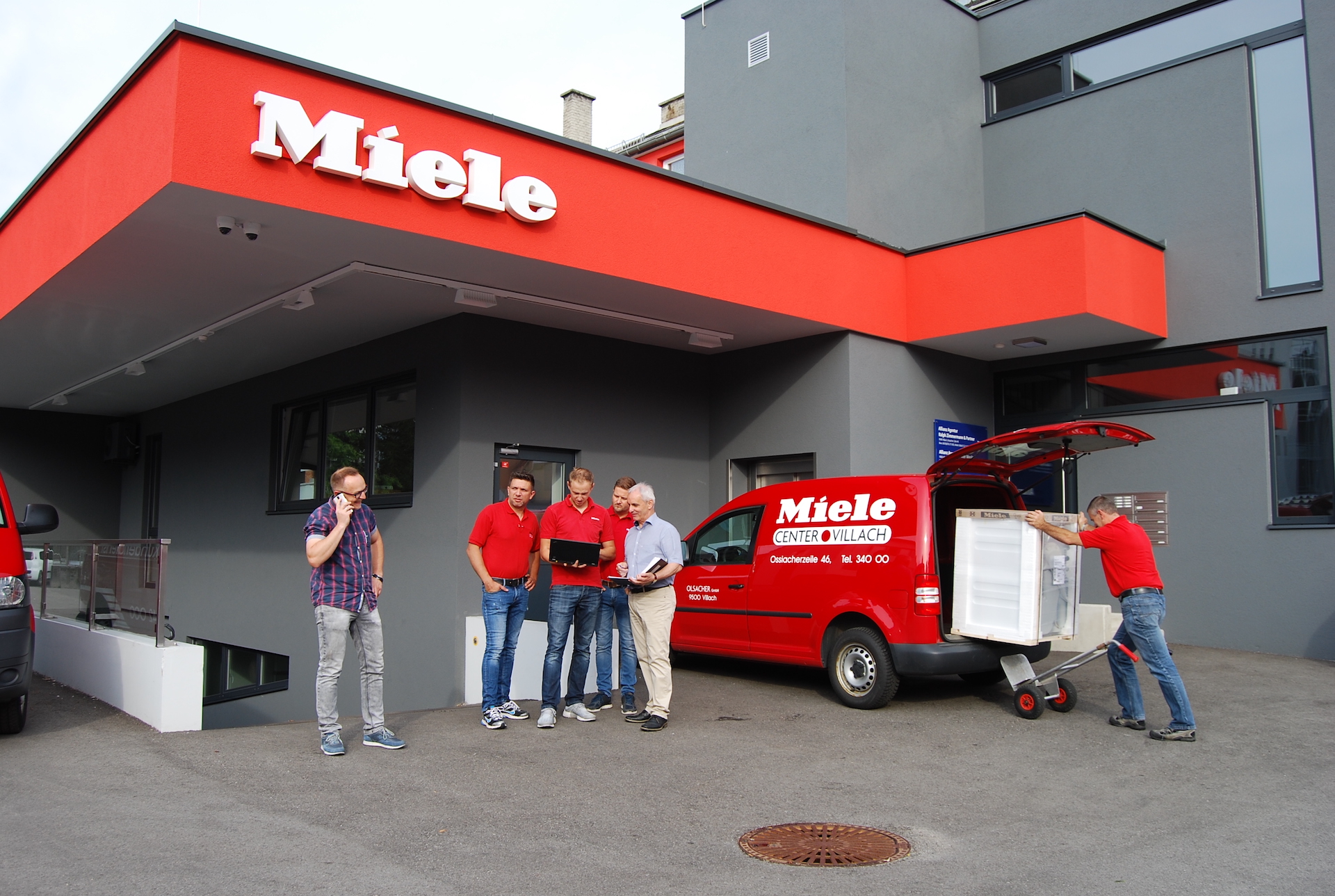 Olsacher Kundendienst Team vor dem Miele Center Olsacher in Kärnten